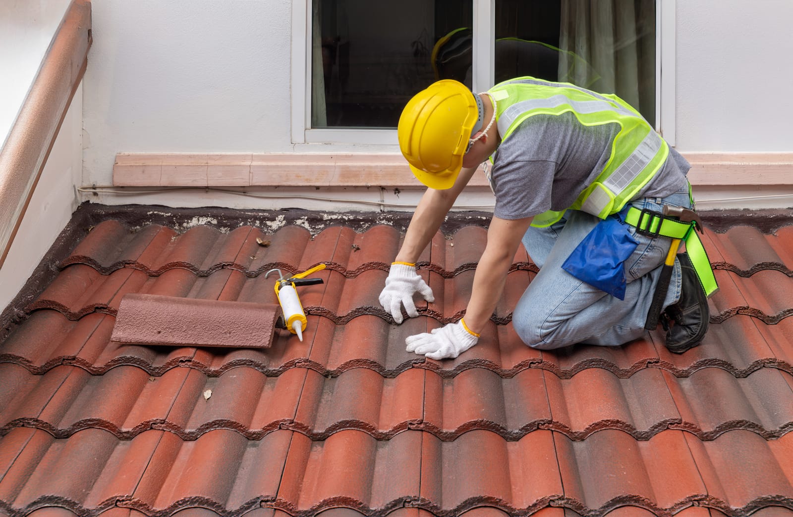 Photo of a TB Rooflines roofer on site, add a real photo